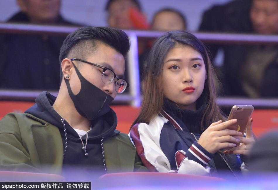 齐鲁冬夜暖意融,场边佳人胜春光——记山东高速主场那道别样风景 赛场灯光下,一位面容姣好的女球迷静静坐在看台上,她乌黑的长发披肩,眼神清澈而专注,仿佛世间万物都不及场上那个飞奔的身影重要,高挺的鼻梁和精致的侧脸在人群中显得格外醒目。