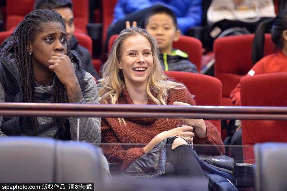 在济南的冬日寒夜里，莫泰尤纳斯金发碧眼的爱人宛如一缕温暖的阳光，她身披时尚冬装，安静地坐在看台上，目光越过人群，满含柔情与骄傲地追逐着球场上那个高大的身影。