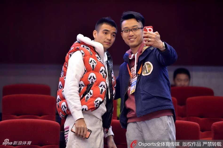 齐鲁冬夜篮球盛宴,看台星光熠熠耀全场 山东队外援莫泰尤纳斯在篮下卡位,高高跃起摘下篮板球,身后的八一队球员奋力拼抢,展现了比赛中激烈的内线争夺。