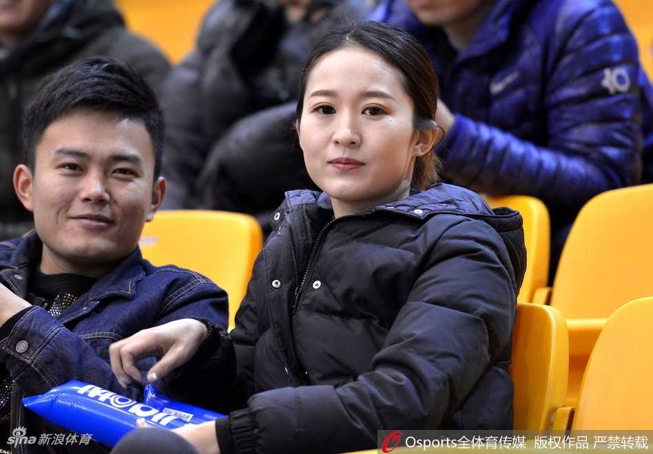 齐鲁冬夜篮球盛宴,看台星光熠熠耀全场 终场哨响,山东队球员集体向看台上的球迷鞠躬致谢,球迷们则报以热烈的掌声和欢呼,共同庆祝这场酣畅淋漓的大胜,整个体育馆沉浸在一片欢乐的橙色海洋中。