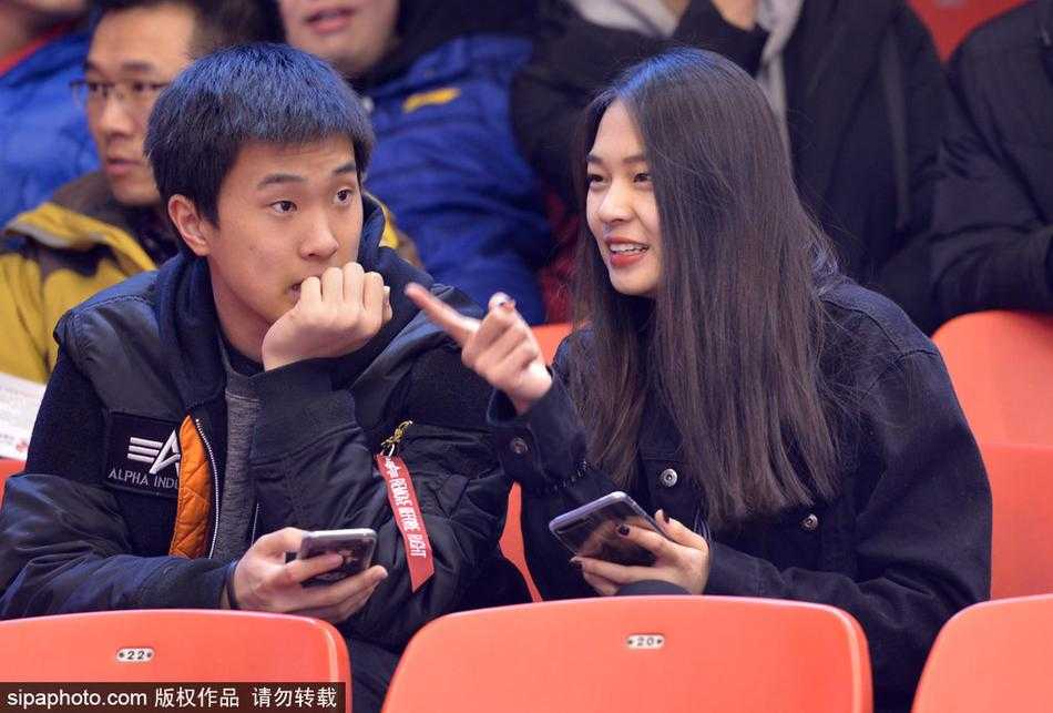 齐鲁冬夜,那一抹温柔热爱:聚焦CBA赛场上的女性力量 看台上的她露出了灿烂明媚的笑容,似乎为球队的一次精彩配合而由衷喝彩,这份发自内心的快乐,瞬间感染了周围的每一个人。