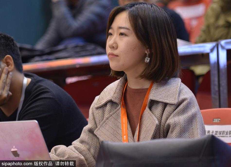 齐鲁冬夜,那一抹温柔热爱:聚焦CBA赛场上的女性力量 她一手握着手机,似乎想用镜头记录下此刻球场上的精彩瞬间,眼神中闪烁着对这份热爱之事的珍视,仿佛要将这份记忆永远珍藏。