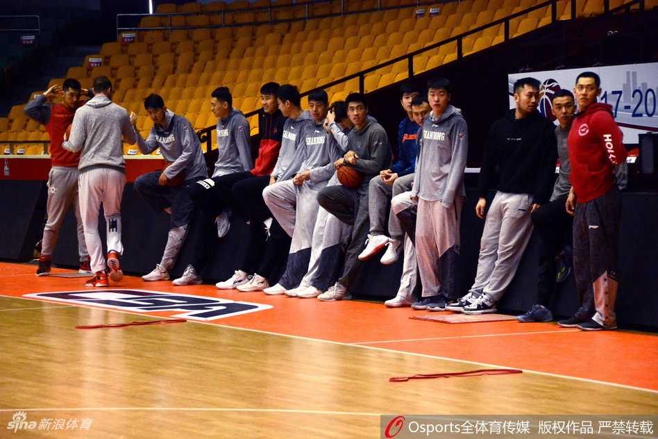 主教练凯撒双手拢在嘴边大声呼喊，战术板上的线条勾勒出他对胜利的缜密布局