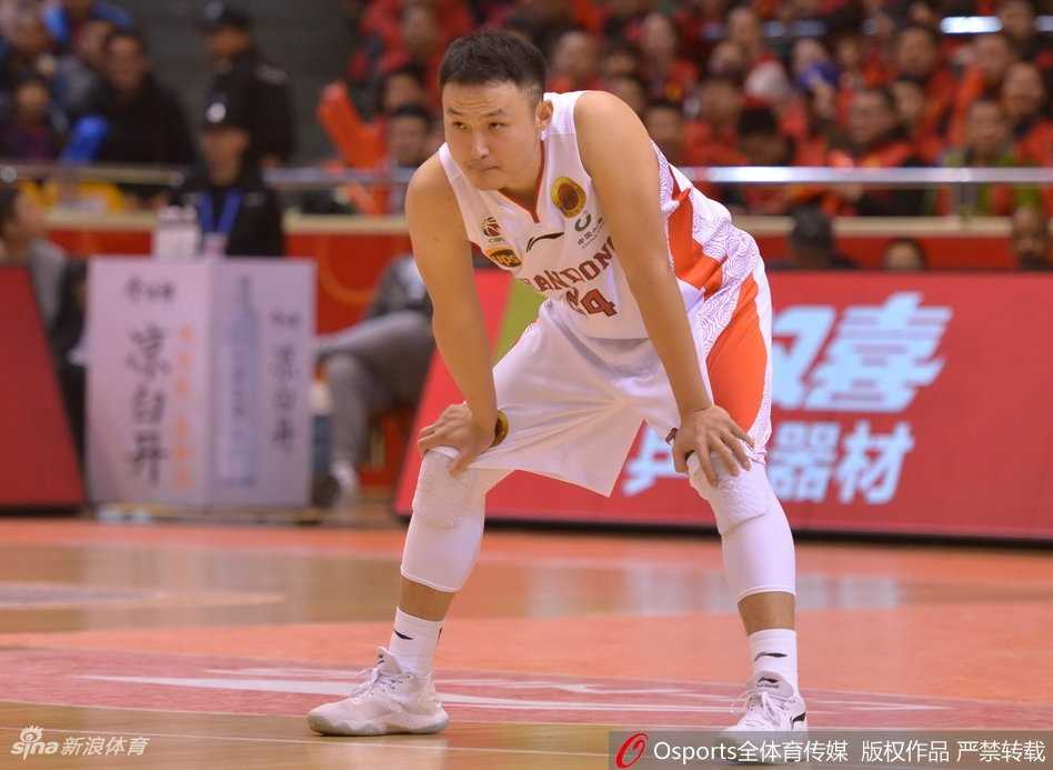 齐鲁劲旅主场狂潮,大鲨鱼深陷济南魔鬼夜 篮下混战中陶汉林高高跃起,双手灌筐的气势仿佛要撕裂篮筐