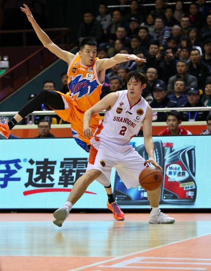 齐鲁劲旅主场狂潮,大鲨鱼深陷济南魔鬼夜 丁彦雨航在对手长臂干扰下自信出手,篮球划过济南夜空飞向篮筐