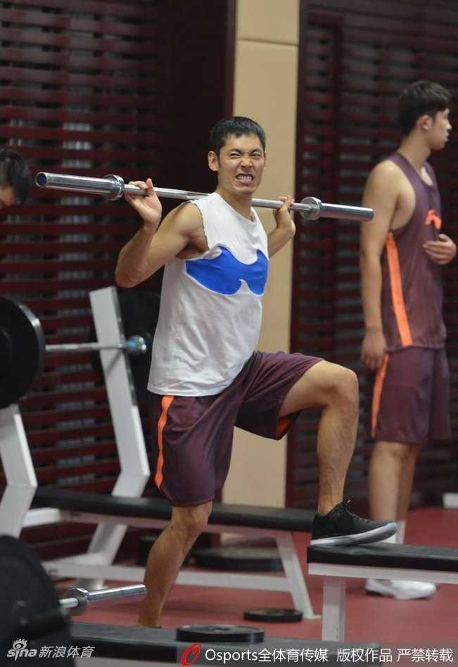 齐鲁劲旅吹响集结号:新援悉数亮相,丁彦雨航卖萌抢镜备战忙 老将张庆鹏剪短了头发显得格外精神,在三分线外稳稳出手,皮球划过完美弧线直坠网窝