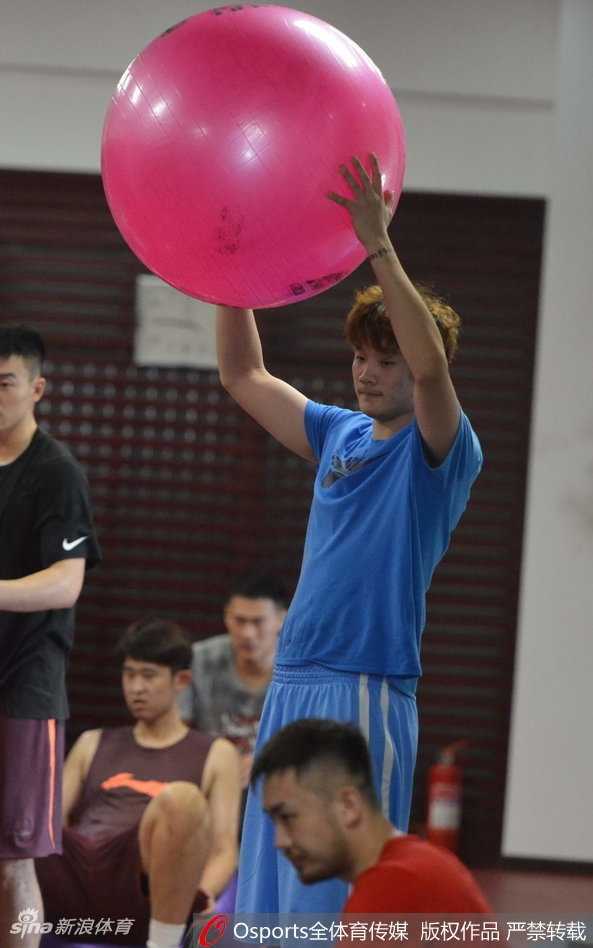 齐鲁劲旅吹响集结号:新援悉数亮相,丁彦雨航卖萌抢镜备战忙 泰·劳森顶着标志性的短发,压低重心控球穿越防守,矮壮的身材在长人林中穿梭自如