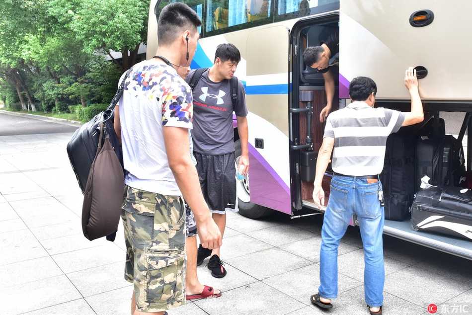 齐鲁劲旅甬城蓄势,一七一八赛季山东男篮豪华战舰北仑起航 训练场上,丁彦雨航正利用训练间隙进行拉伸放松,他身后是同样在加练的队友们,这安静的一幕却仿佛能让人听到新赛季冲锋号角即将吹响。