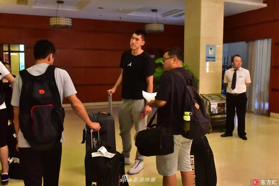 齐鲁劲旅甬城蓄势,一七一八赛季山东男篮豪华战舰北仑起航 初秋的北仑午后,山东男篮的大巴满载着希望与期待稳稳停靠在基地门前,球员们有序下车,脚下的每一步都踏出新赛季征程的坚实回响。