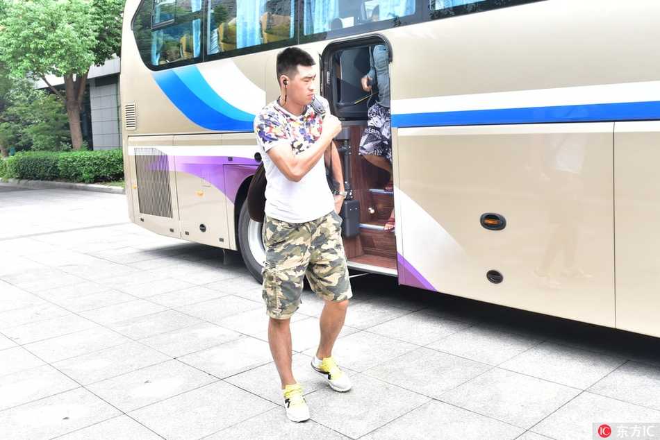 齐鲁劲旅甬城蓄势,一七一八赛季山东男篮豪华战舰北仑起航 基地训练馆内,汗水早已浸透训练服,球员们在体能教练的指导下进行高强度的核心力量训练,每一次起身、每一次拉伸,都只为在新赛季对抗中占得先机。