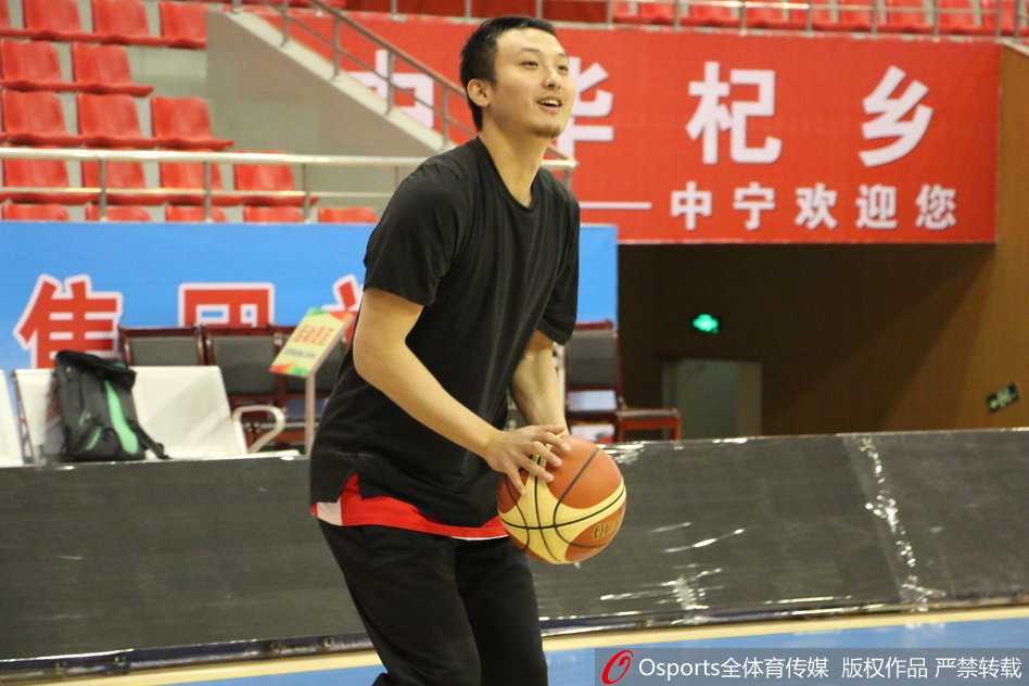 内线球员吴珂在训练中持球背身单打，他用力倚住防守队员，肌肉线条分明，展现了扎实的内线基本功。