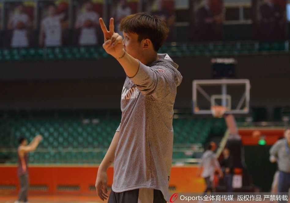 齐鲁寒冬备战忙,丁彦雨航赛前耍宝逗乐李春江 山东队全体球员围成一圈,丁彦雨航站在中间振臂高呼,队友们士气高涨,共同为即将到来的关键战役呐喊加油。