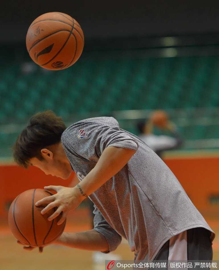 齐鲁寒冬备战忙,丁彦雨航赛前耍宝逗乐李春江 丁彦雨航在训练中正儿八经地练习运球,眼神专注地盯着前方,但嘴角不经意间流露出的微笑却出卖了他此刻愉悦的心情。