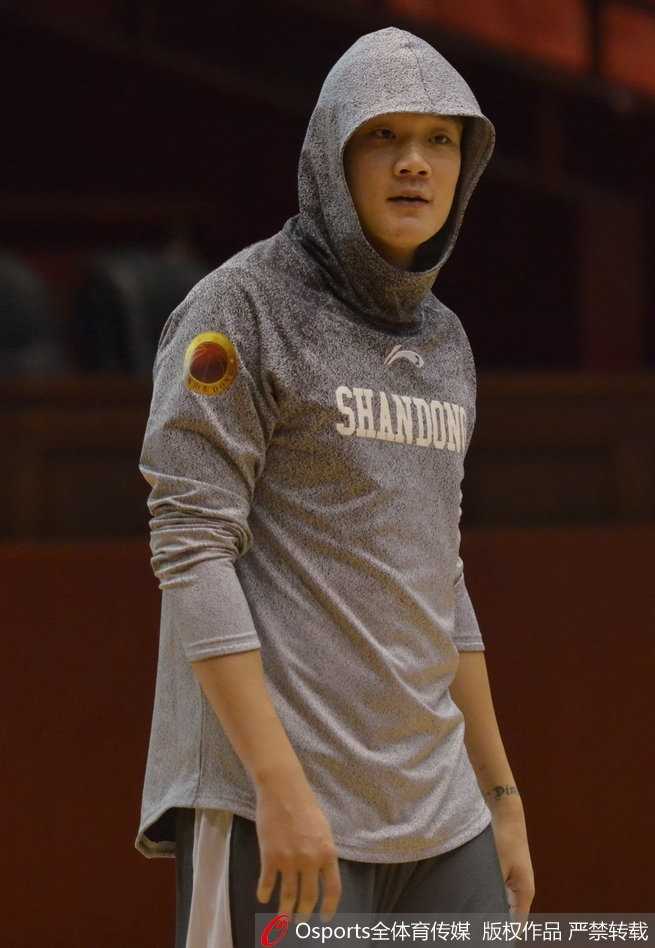 齐鲁寒冬备战忙,丁彦雨航赛前耍宝逗乐李春江 丁彦雨航在训练间歇搞怪,他将手指放在嘴边做沉思状,眼神却飘向正在场边观战的李春江指导,仿佛在酝酿什么恶作剧。