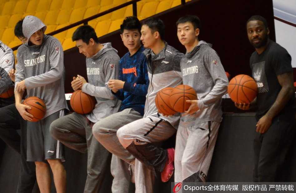 齐鲁寒冬备战忙,丁彦雨航赛前耍宝逗乐李春江 李春江指导在场边观察着山东队的训练,脸上露出了慈父般的笑容,显然是被眼前这个调皮又充满活力的对手核心所感染。