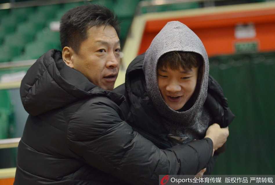 齐鲁寒冬备战忙,丁彦雨航赛前耍宝逗乐李春江 丁彦雨航在训练中露出搞怪表情,对着镜头调皮地吐着舌头,仿佛在说‘晚上看我的’,一扫大战前的紧张气氛。