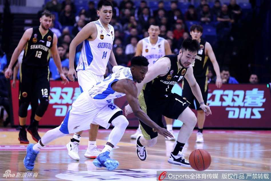 齐鲁德比丁神狂砍四十一分 山东客场大胜青岛完成复仇 丁彦雨航在对手严密防守下强行突破,眼神坚毅,如利刃般撕开青岛队的防线。