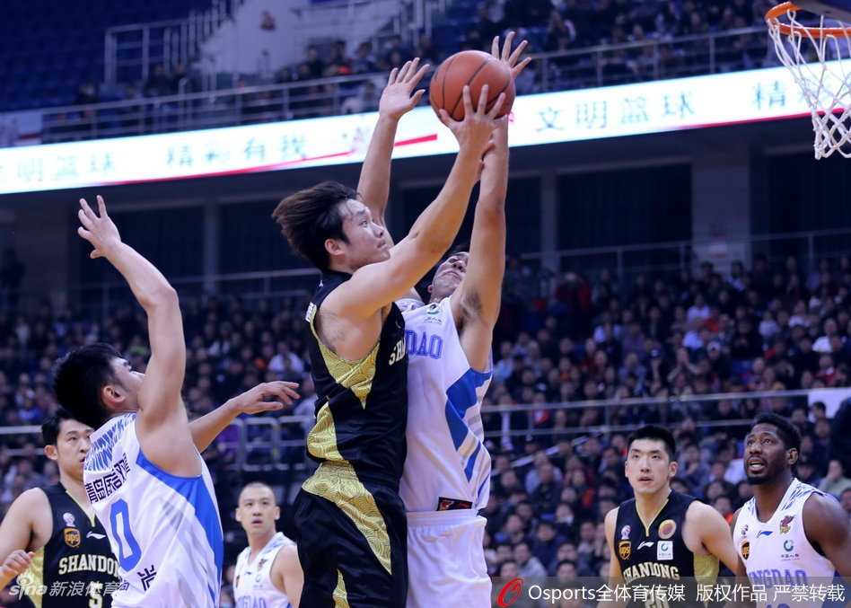 齐鲁德比丁神狂砍四十一分 山东客场大胜青岛完成复仇 丁彦雨航高高跃起,在空中与对手发生身体对抗后依然将球投向篮筐,展现了他强大的核心力量。
