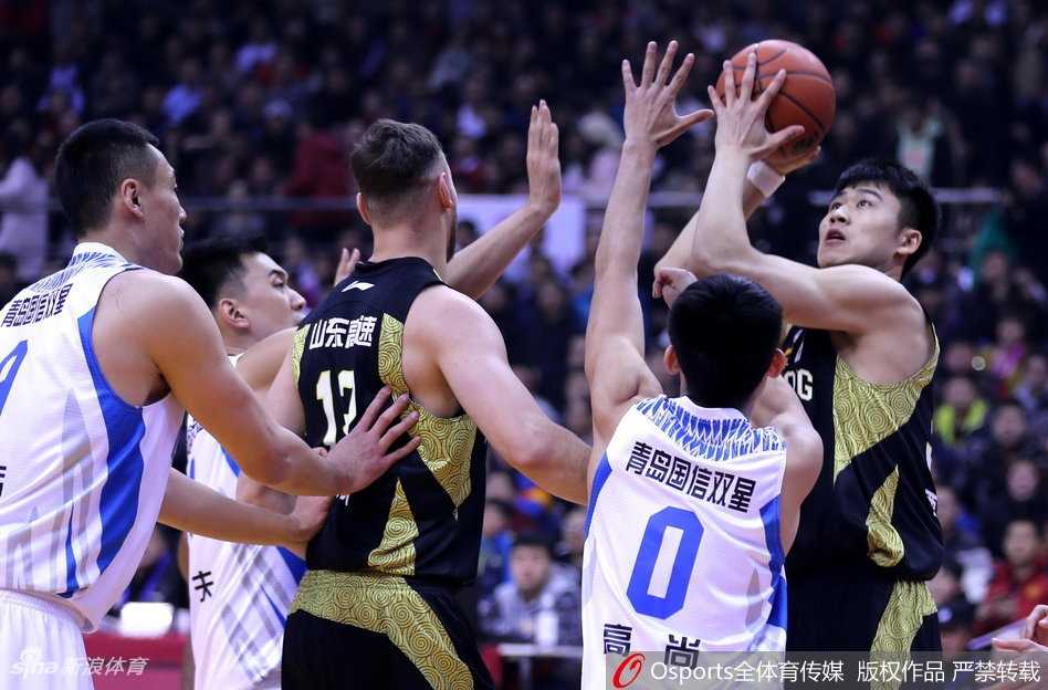 齐鲁德比丁神狂砍四十一分 山东客场大胜青岛完成复仇 劳森面对防守球员,眼神冷静,送出一记精准的击地传球,皮球穿越防线找到队友。