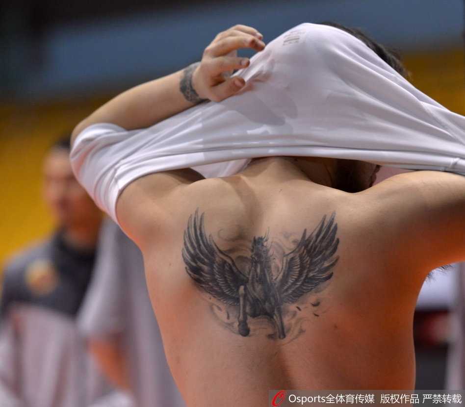 丁彦雨航在场下与队友交流时笑容满面，轻松的氛围弥漫在整个山东男篮的训练场上，每个人都对接下来的比赛充满信心。