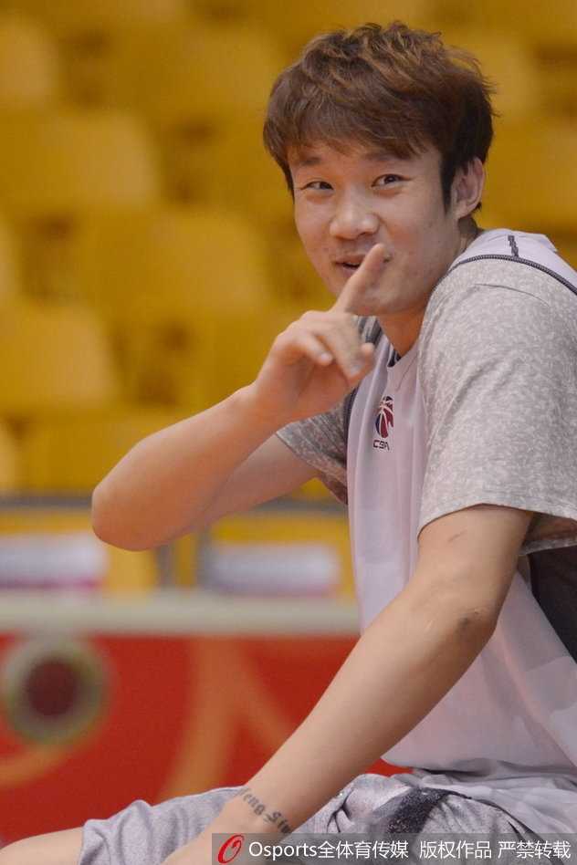 丁彦雨航在训练中调皮地吐着舌头，搞怪的表情让人忍俊不禁，看来赛前的压力早已被他抛到了九霄云外。