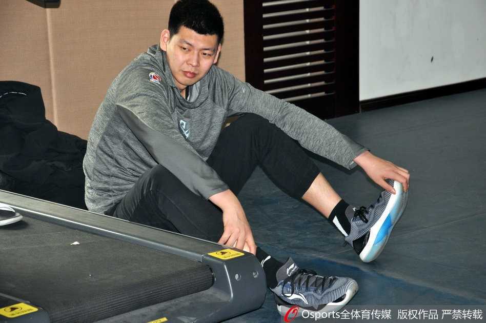 齐鲁德比前温情一幕:劳森归队即与丁彦雨航相谈甚欢,山东高速静待季后赛首战 训练结束后,丁彦雨航和劳森一起走向场边,两人边走边聊,神态轻松。夕阳的余晖透过体育馆的窗户洒在他们身上,给这一刻的和谐画面镀上了一层温暖的金色。