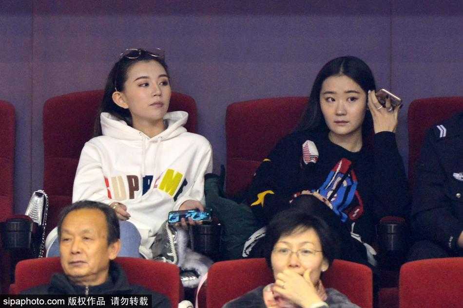 一位露出灿烂笑容的美女球迷，她的喜悦极具感染力，仿佛将赛场上的激情与欢乐都融入了这明媚的笑容之中。