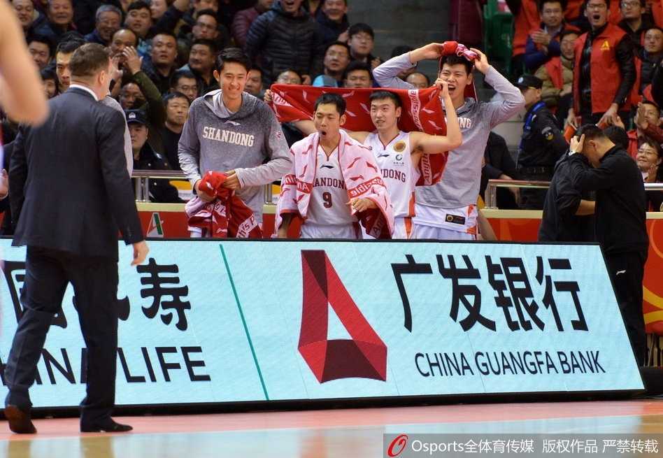 苏伟在篮下宛如一尊铁塔，用强壮的身体卡住位置，硬生生从山东内线群手中摘下关键篮板，为青岛队的反击吹响号角。