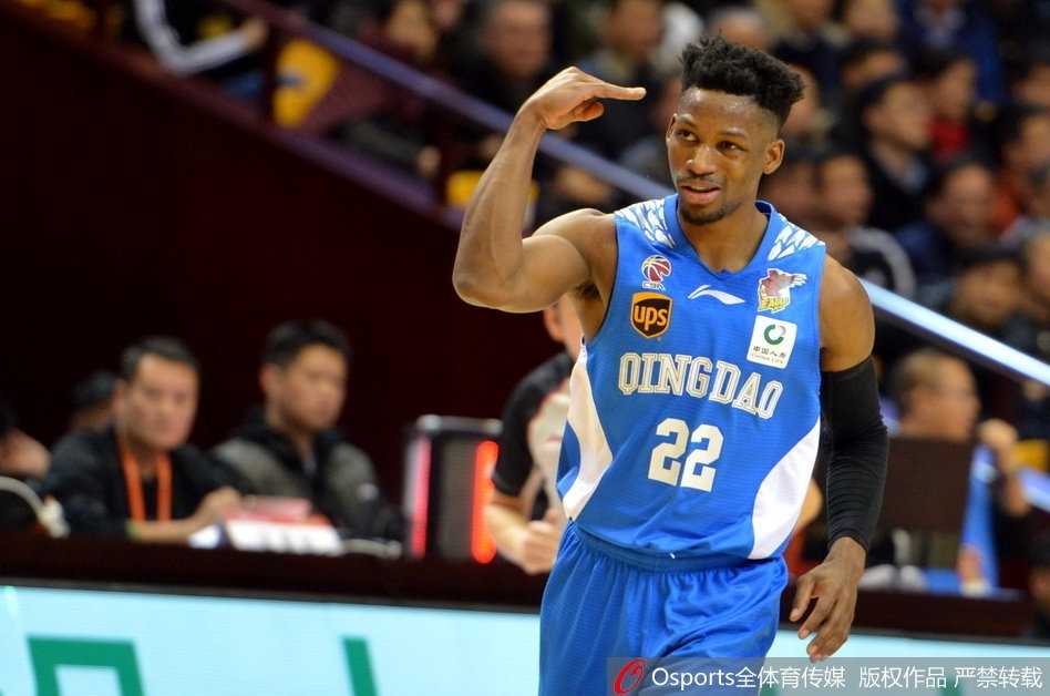 吉布森被疯狂的队友们抛向空中，这一刻他宛如君临天下的王者，用一场60分的封神之战，赢得了这场载入史册的齐鲁德比。