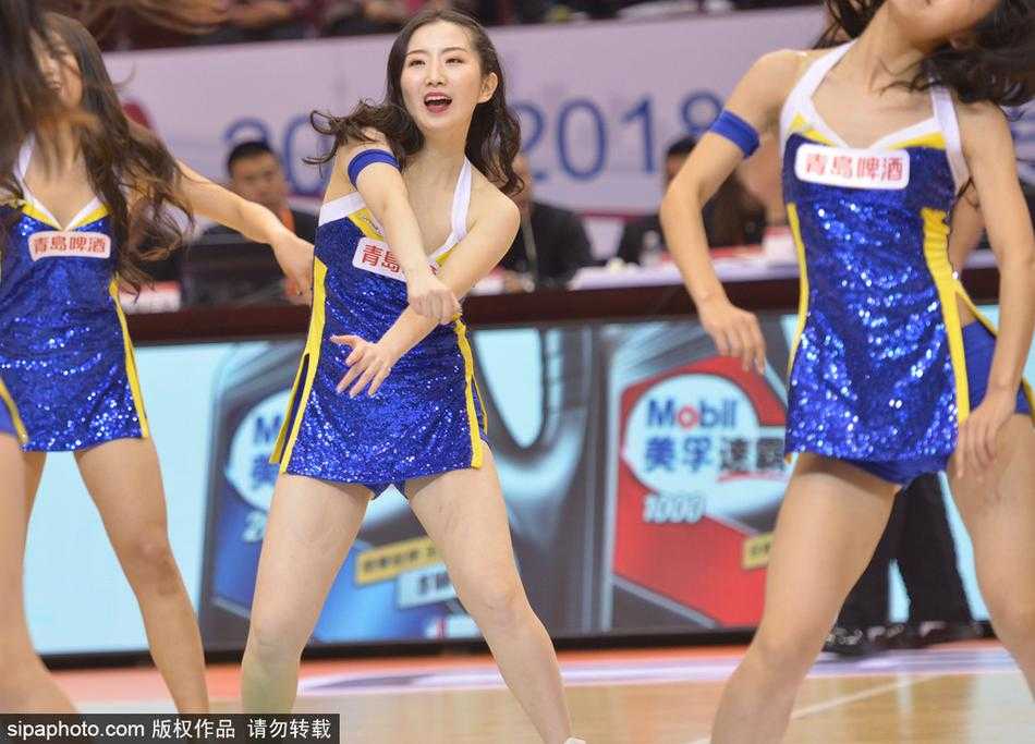 齐鲁德比烽火再燃,篮球宝贝热舞点燃泉城冬夜 四位篮球宝贝排成一列,同时做出俏皮的指天动作,她们配合默契,队形整齐,展现出团队超强的舞蹈功底。