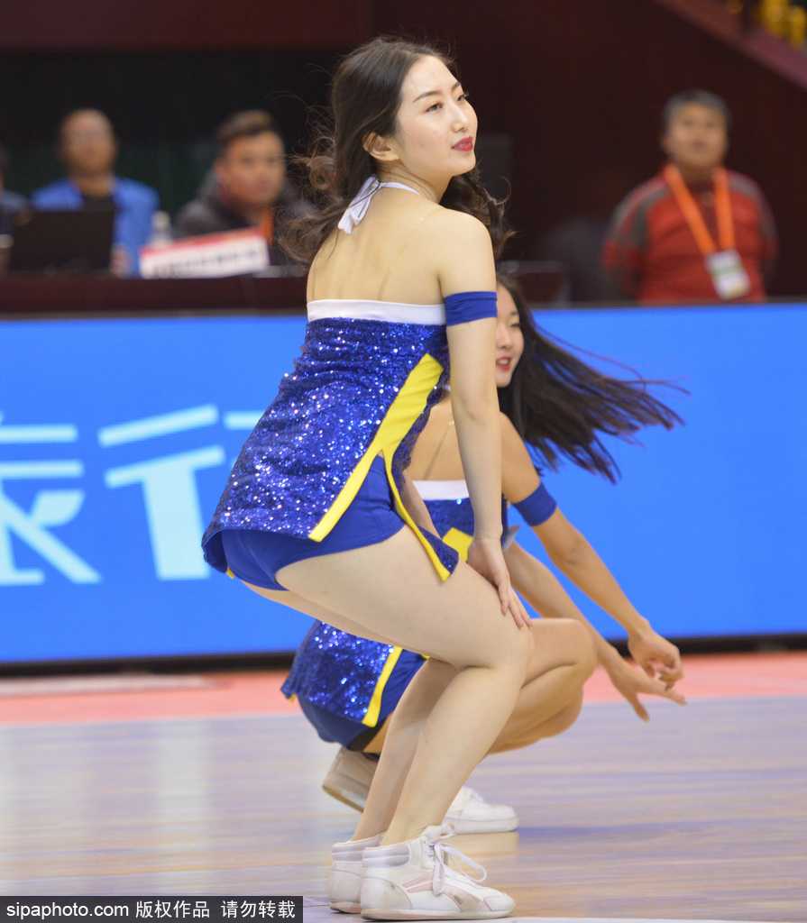 齐鲁德比烽火再燃,篮球宝贝热舞点燃泉城冬夜 一名篮球宝贝在表演中高高跃起,裙摆飞扬,犹如冬日里的一团火焰,她的每一个细胞都在随着音乐的节拍律动。