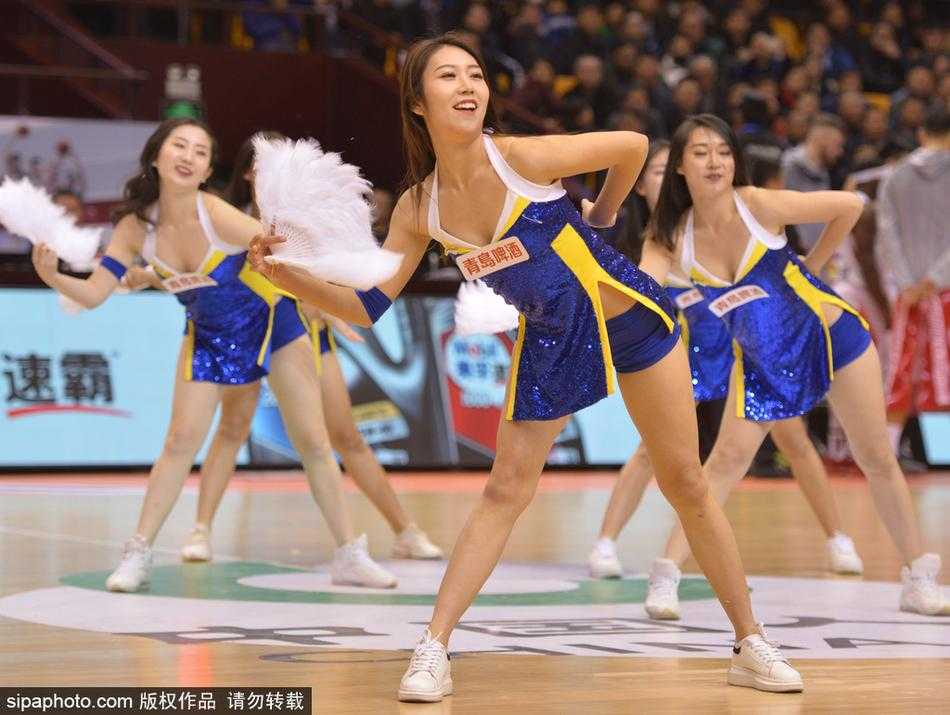 齐鲁德比烽火再燃,篮球宝贝热舞点燃泉城冬夜 面对镜头,两位篮球宝贝自信地秀出舞姿,她们身姿挺拔,笑容甜美,身后的观众席虚化成背景,这一刻她们就是球场的主角。