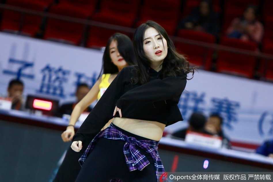 聚光灯下，山东篮球宝贝们扎着利落的马尾，随着嘻哈节奏整齐律动，她们露出的紧实小蛮腰在彩色流苏的映衬下，显得格外青春逼人。