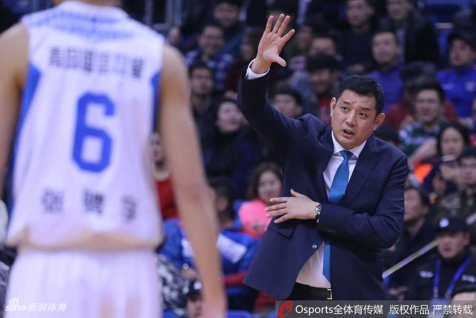 李原宇倒地瞬间痛苦捂脸，队医与队友迅速围拢上前查看伤情