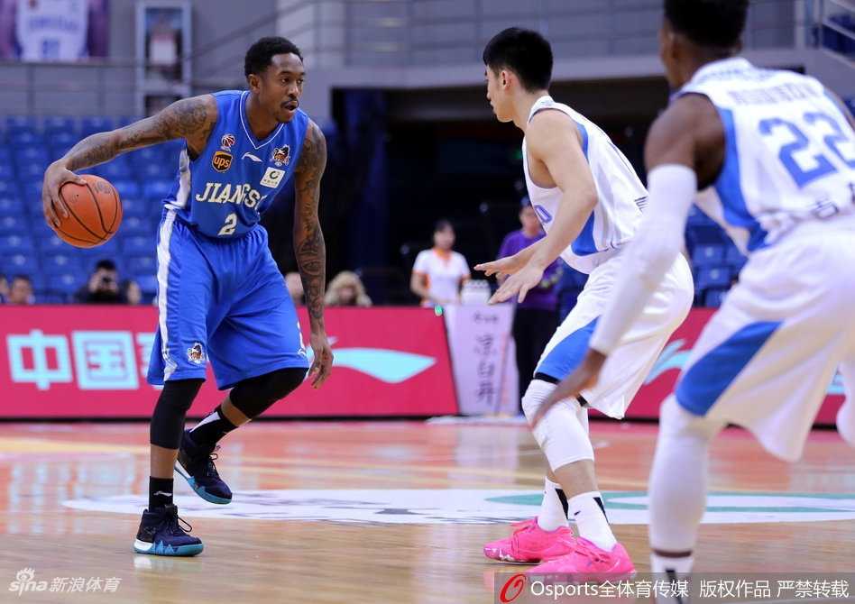 梅斯在布鲁克斯长臂笼罩下艰难出手，皮球轨迹略显扭曲