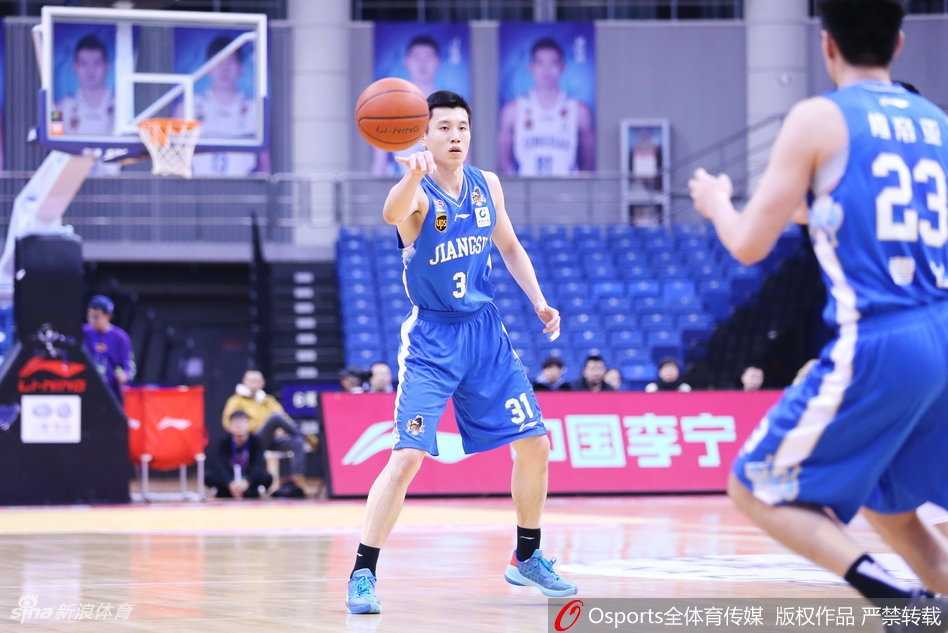 拉杜利察双手重扣挂筐，篮筐在他巨大的拉力下发出轰鸣