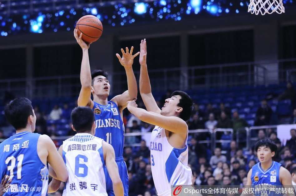 李原宇转身跳起勾手，皮球越过防守球员指尖飞向篮筐