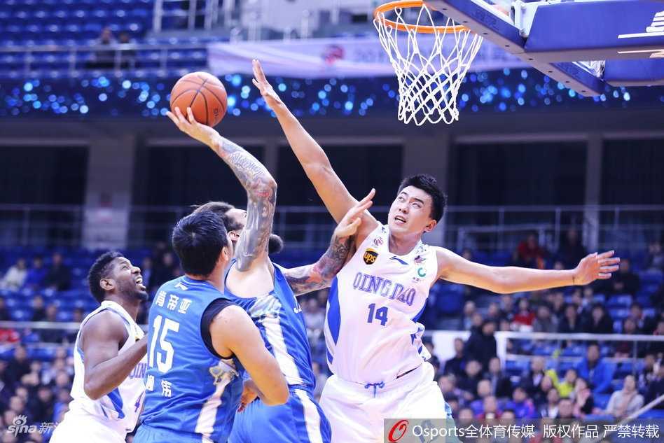 巩晓彬在场边焦急指挥，双手摊开向场内弟子呼喊战术