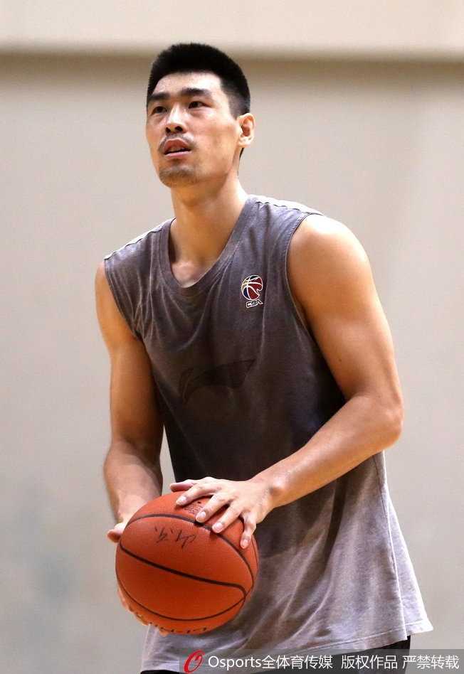 训练结束后，吴轲与队友们放松拉伸，汗水浸湿了训练服，背景中山东高速男篮的旗帜格外醒目，记录着这支球队为新赛季默默付出的每一滴汗水。