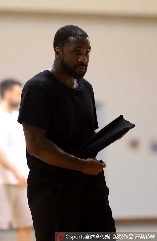 高强度训练让劳森汗流浃背，他顺手用球衣擦去脸上的汗水，眼神依旧坚定地盯着球场，这个小细节透露出他在训练中的投入与认真。