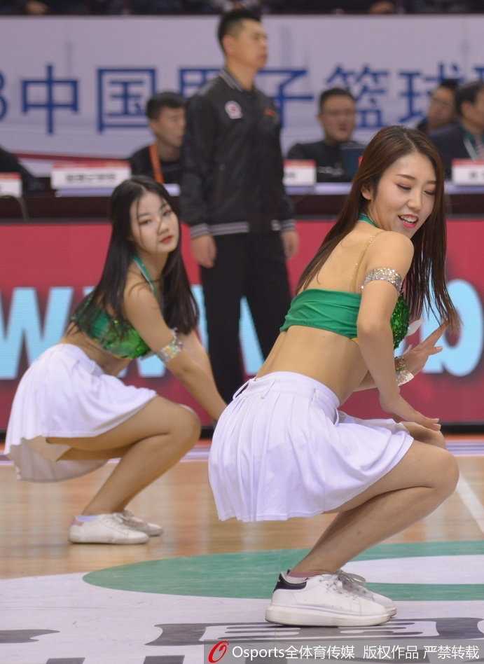 这位篮球宝贝扎着清爽的马尾，在聚光灯下展示着充满活力的舞姿，眼神中透露出专注与自信，每一个动作都散发着属于青春的无限魅力。