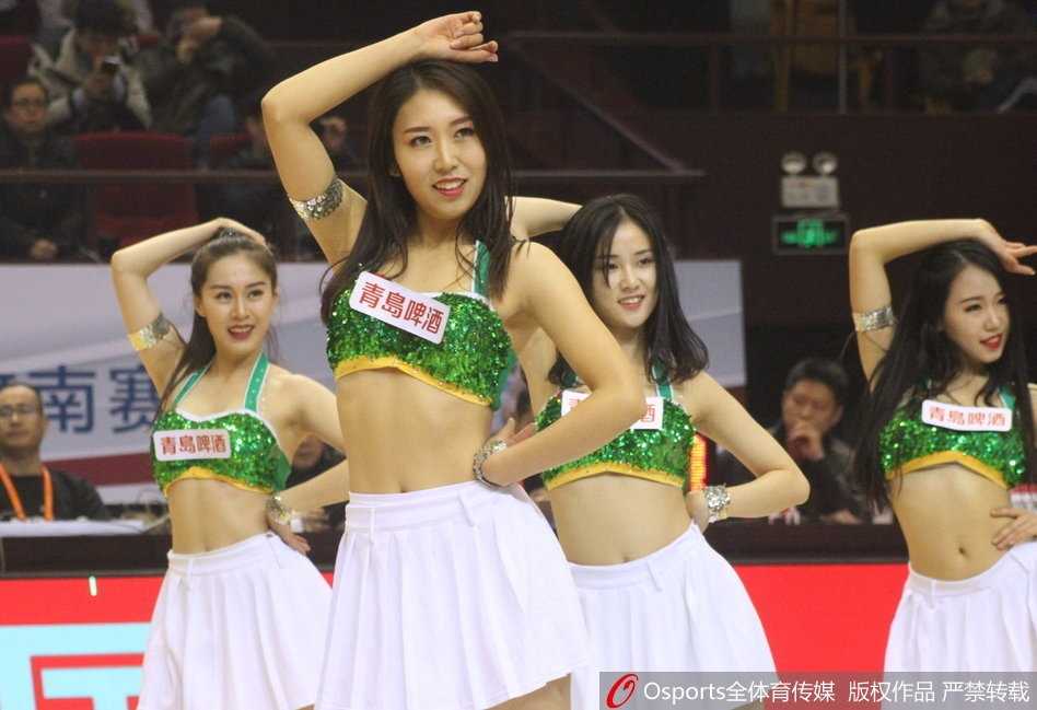伴随着动感的旋律，宝贝们整齐划一地扬起手臂，她们的队形错落有致，短裙在空中划出优美的弧线，用极具张力的肢体语言为场上球员加油助威。