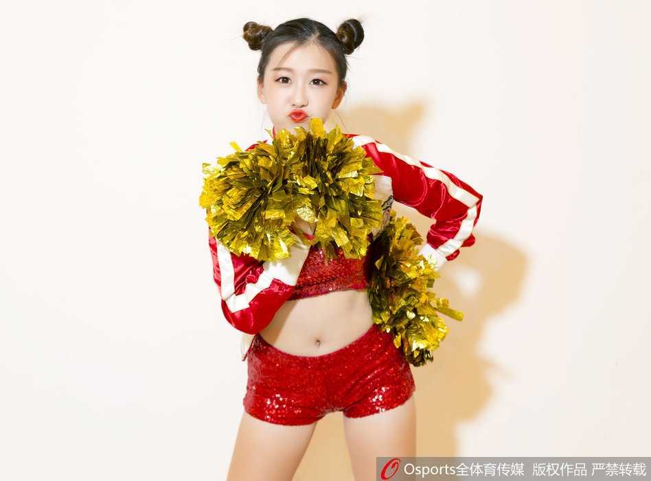 齐鲁最炫体育风尚:山东高速篮球宝贝炫舞团助威新赛季开门红 赛场边,三位篮球宝贝背对镜头看向大屏幕,亮片装饰的紧身衣在灯光下熠熠生辉,她们高挑匀称的背影构成了一幅充满张力的体育画卷。