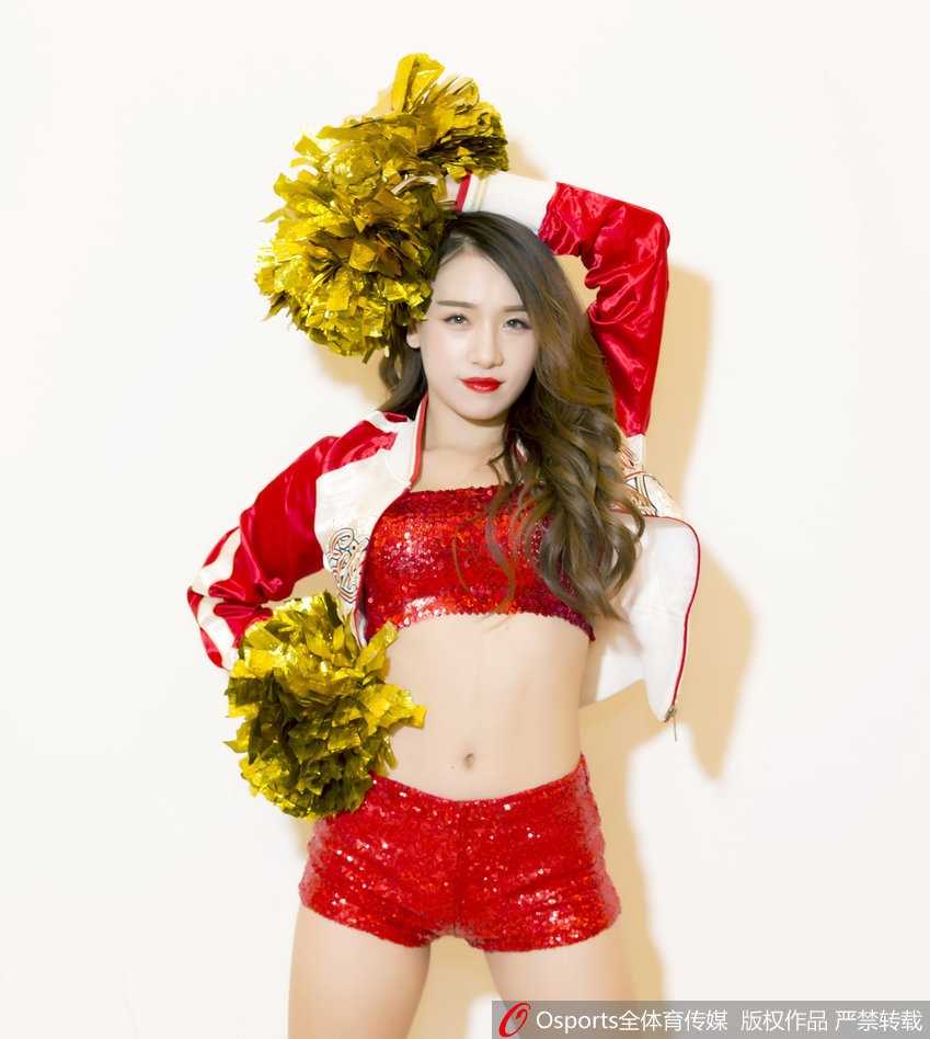 齐鲁最炫体育风尚:山东高速篮球宝贝炫舞团助威新赛季开门红 镜头拉近,这位篮球宝贝在休息间隙展露甜美的治愈系微笑,尽管额头渗出细密的汗珠,但眼神中依然闪烁着对舞台的无限热爱与坚定。