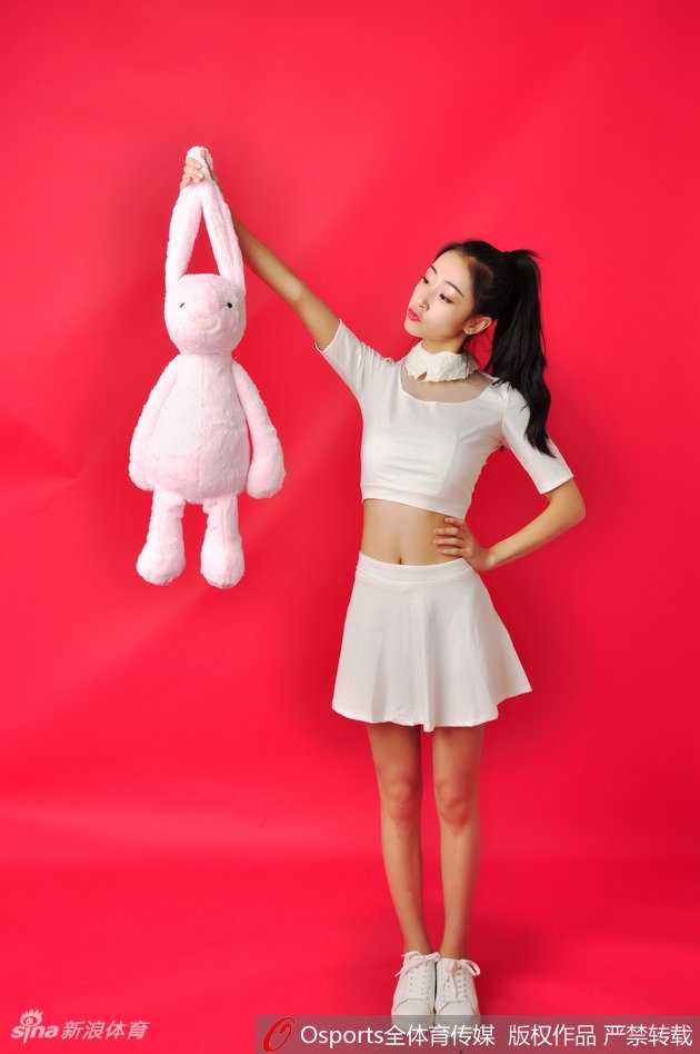 小雯侧身回眸，曲线玲珑，展现出健康阳光的‘小蛮腰’独特魅力