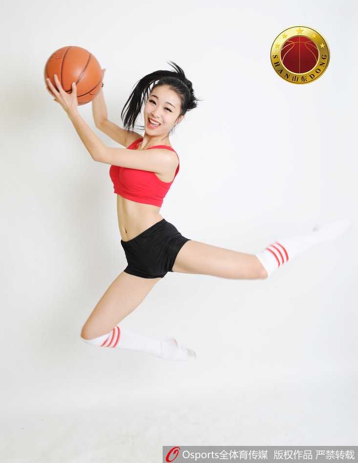 齐鲁热舞耀篮途:山东高速炫舞团啦啦队用指尖旋球舞动青春风暴 炫舞团啦啦队成员随着动感音乐跃动起舞,飞扬的发丝与灿烂的笑容瞬间点燃全场气氛