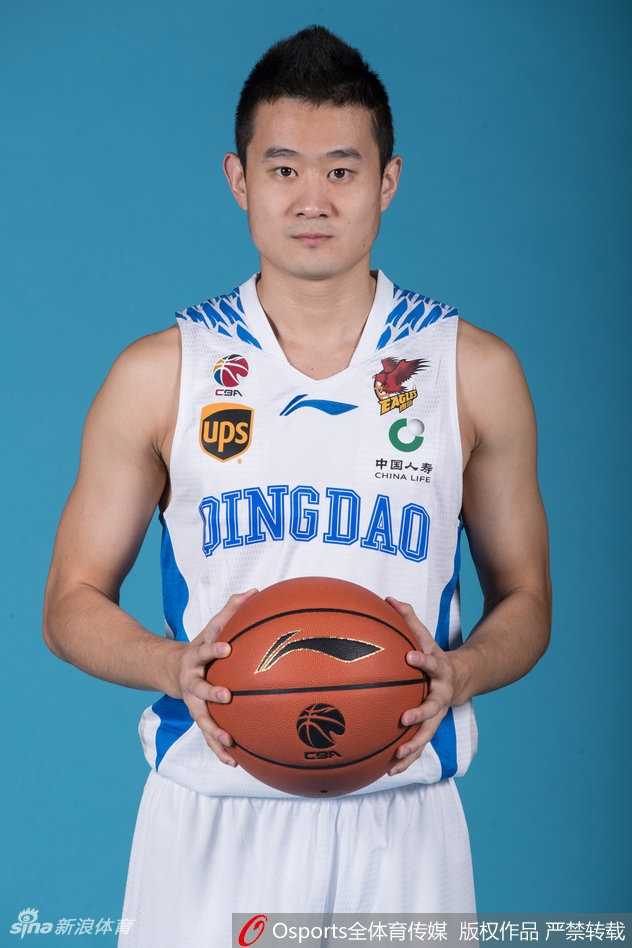 后场发动机许家晗一身笔挺西装亮相，嘴角挂着自信的微笑，这位从武术世家走出的后卫随时准备在球场上开足马力，用速度点燃球队的进攻。