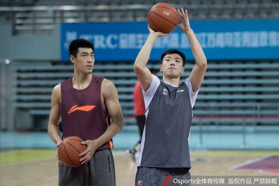 多纳塔斯-莫泰尤纳斯在训练中背身单打，他利用强壮的身体卡住位置，准备转身勾手投篮。