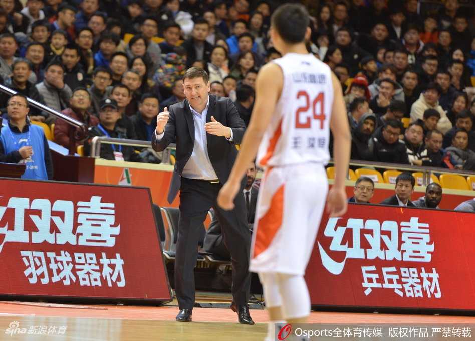 篮下巨无霸！莫泰尤纳斯在对方内线群中高高跃起，单手完成泰山压顶般的补扣，瞬间点燃主场激情