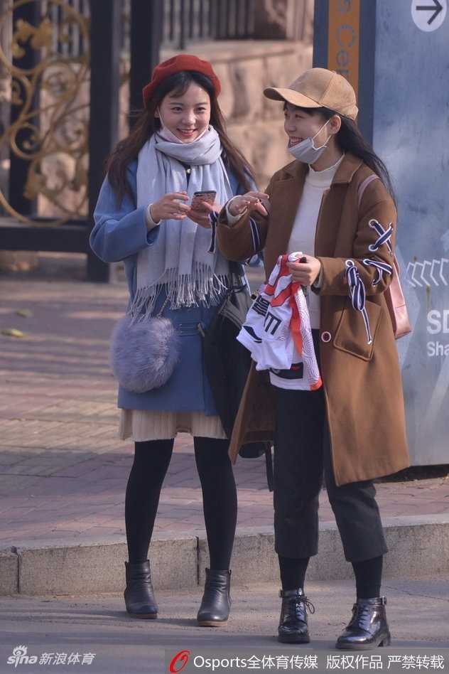 齐鲁球迷风采集,山东男篮主场最靓风景线 清纯可人的女球迷回眸一笑,眼神中透着对主队的无限关切,成为看台上一道清新的风景线。